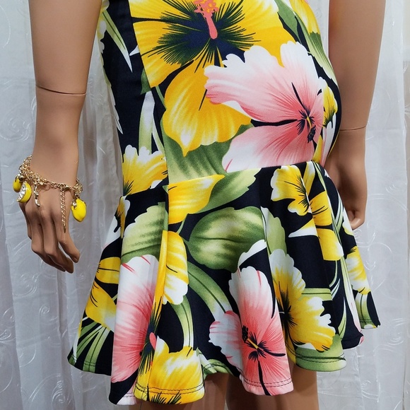 Hawaiin Floral Dress - Picture 3 of 8